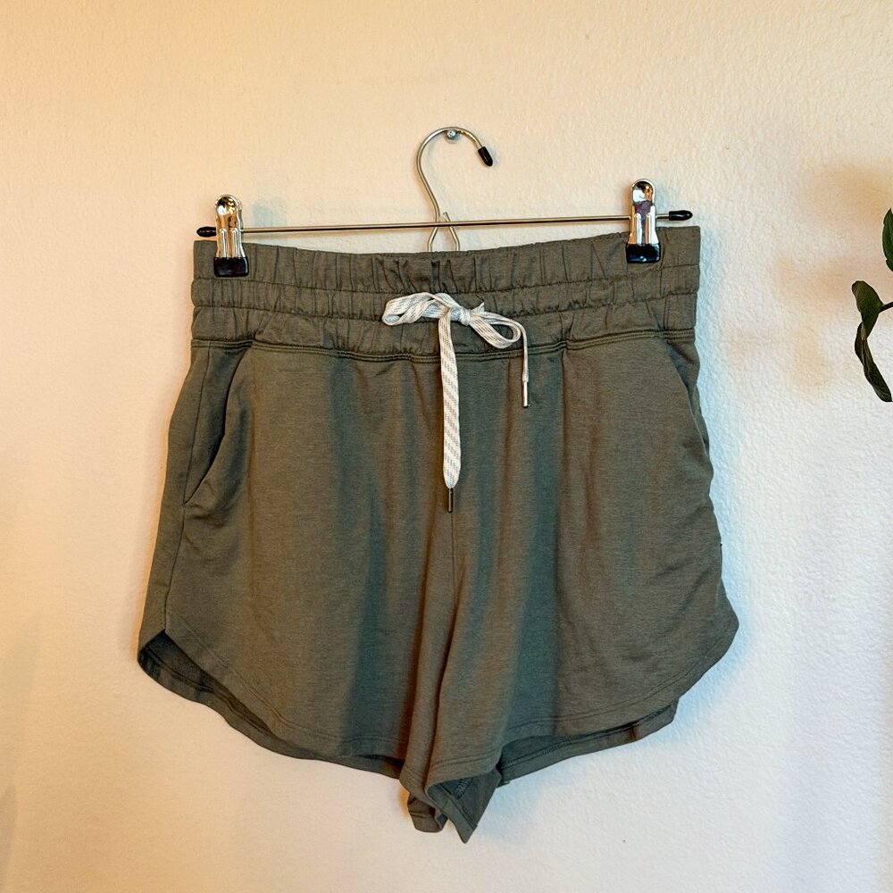Vuori Halo Performance Shorts 2.0 - Women's Medium Green